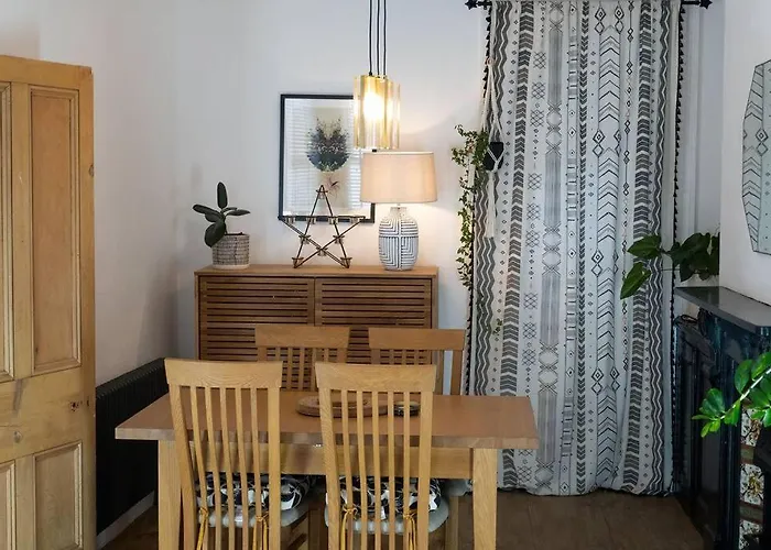 Large Home Sleeps 6 Central Location Free Parking