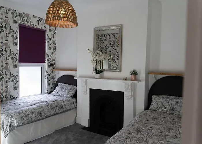 Large Home Sleeps 6 Central Location Free Parking