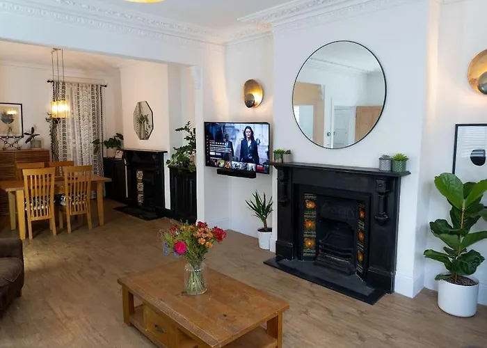 Large Home Sleeps 6 Central Location Free Parking