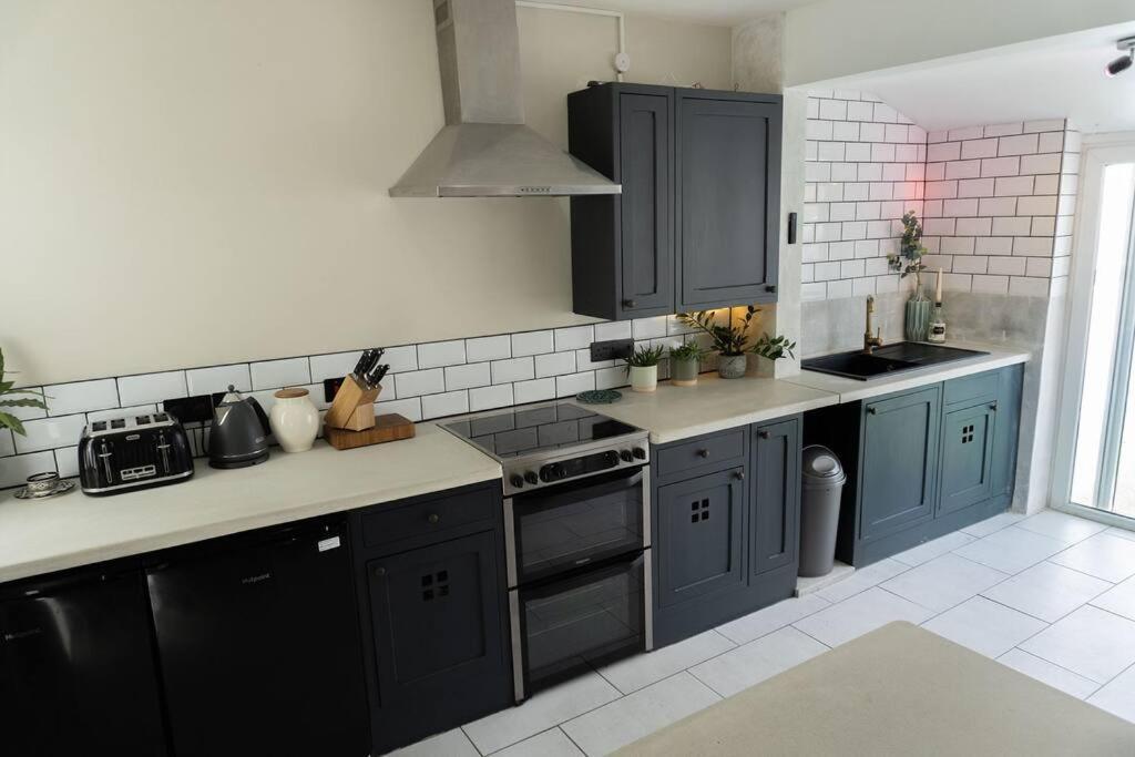 Large Sleeps 6 Location Free Parking Сasa de vacaciones